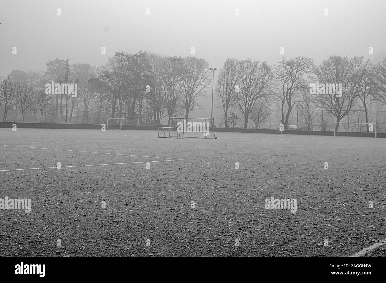 Misty Campo di calcio a Amsterdam Paesi Bassi 2019 In bianco e nero Foto Stock