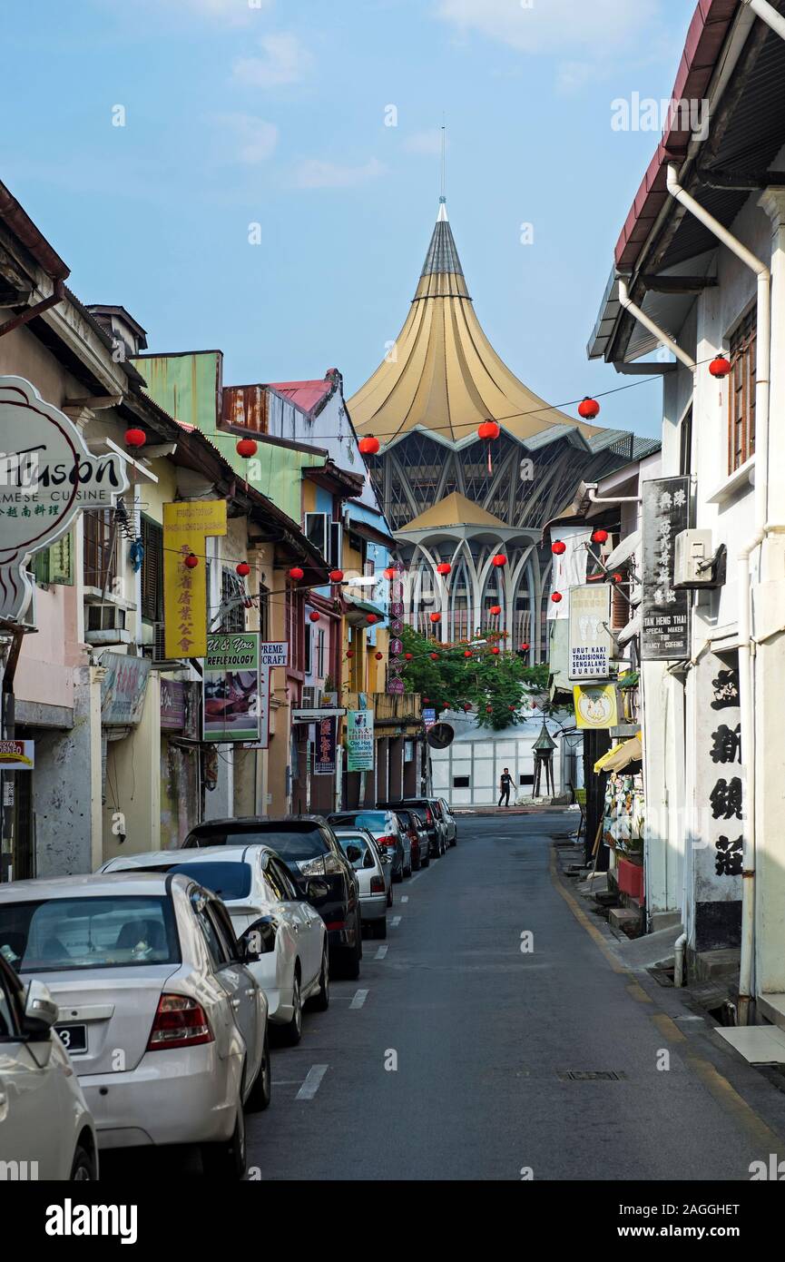 Piccola strada sul retro con vecchie botteghe e ristoranti nella vecchia Chinatown di Kuching, Sarawak, Borneo, Malaysia Foto Stock