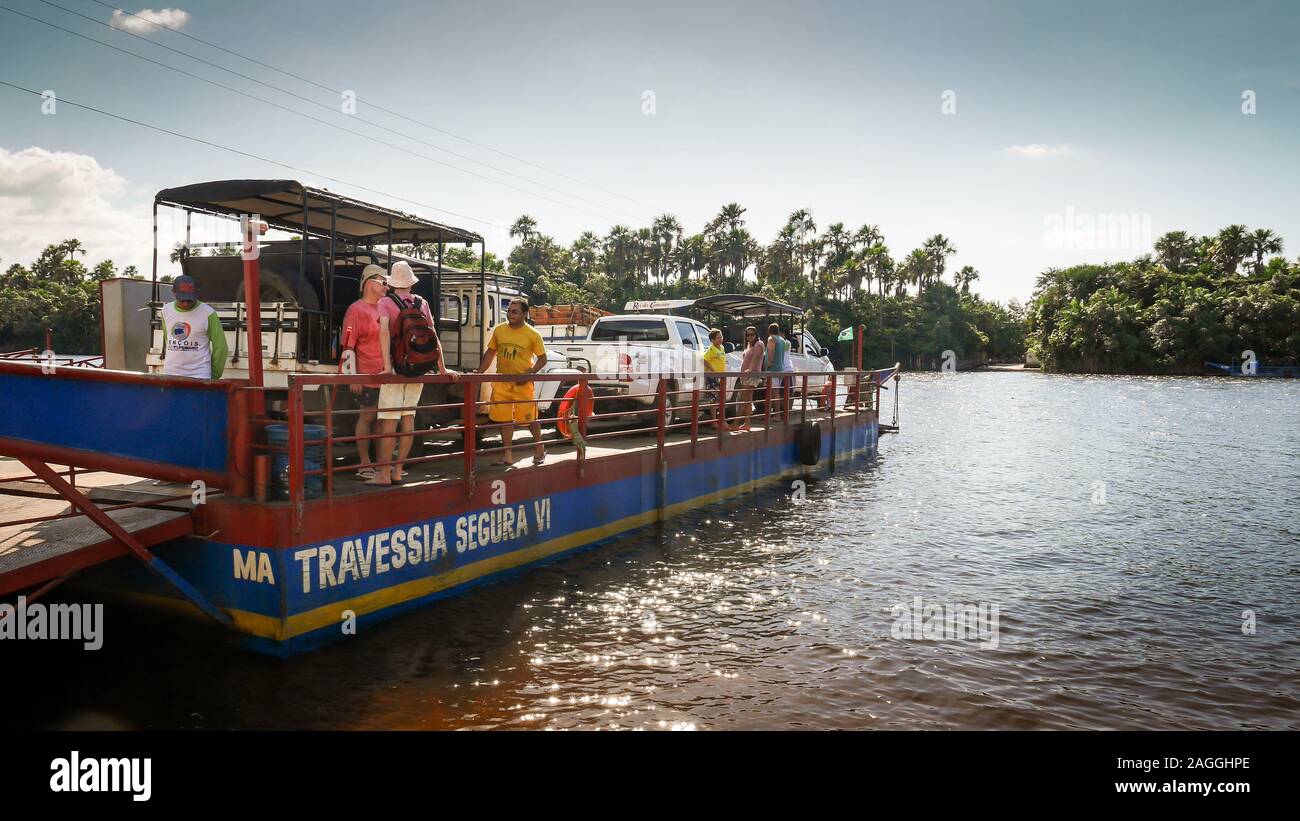 Il traghetto che attraversa il Rio Preguica, Maranhao, nel nord del Brasile nella foresta pluviale al lontano shore. Foto Stock