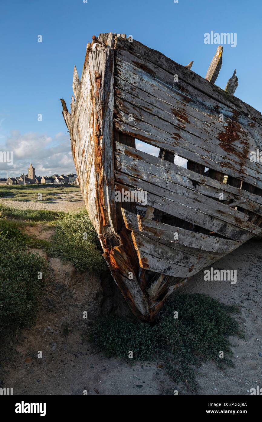 La carcassa del relitto di una barca da pesca sulla spiaggia di Port-bail, Normandia, Francia Foto Stock