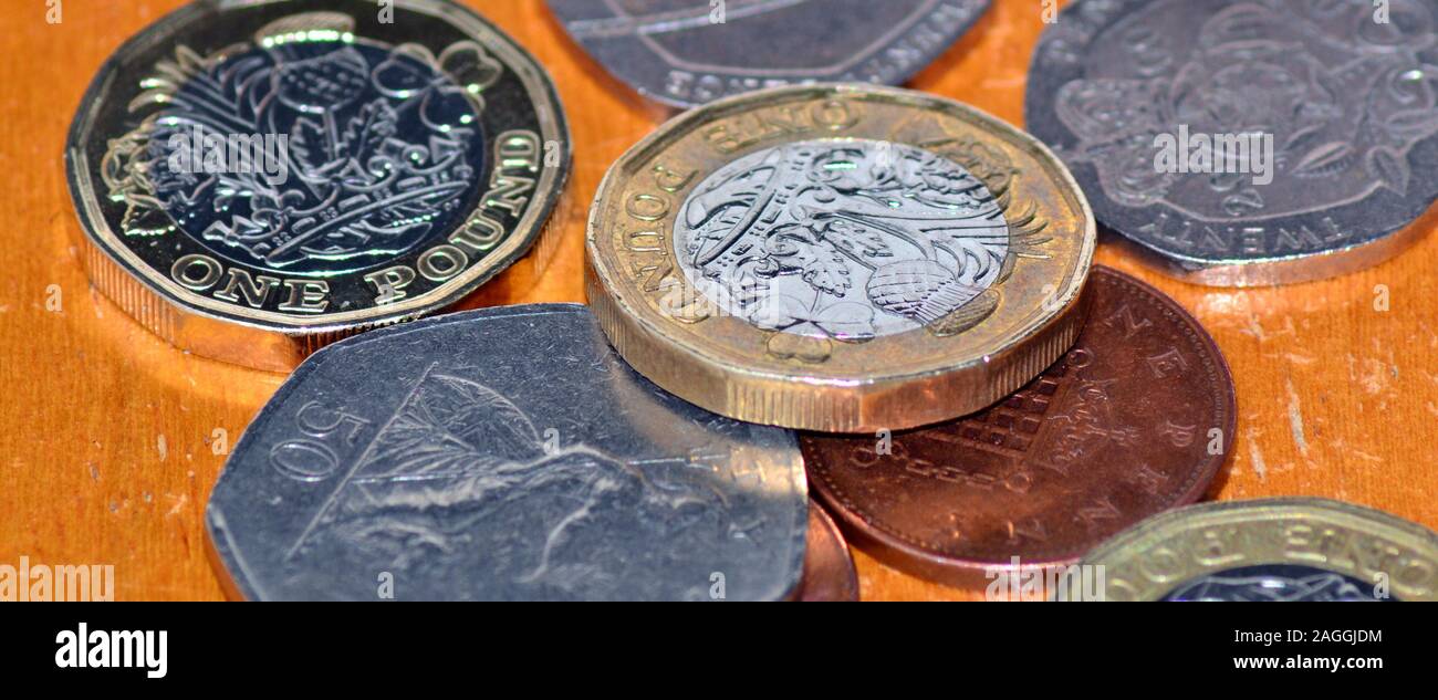 Close up di monete Britanniche, compresi £1 gettone, cinquanta pence e venti pence monete Foto Stock