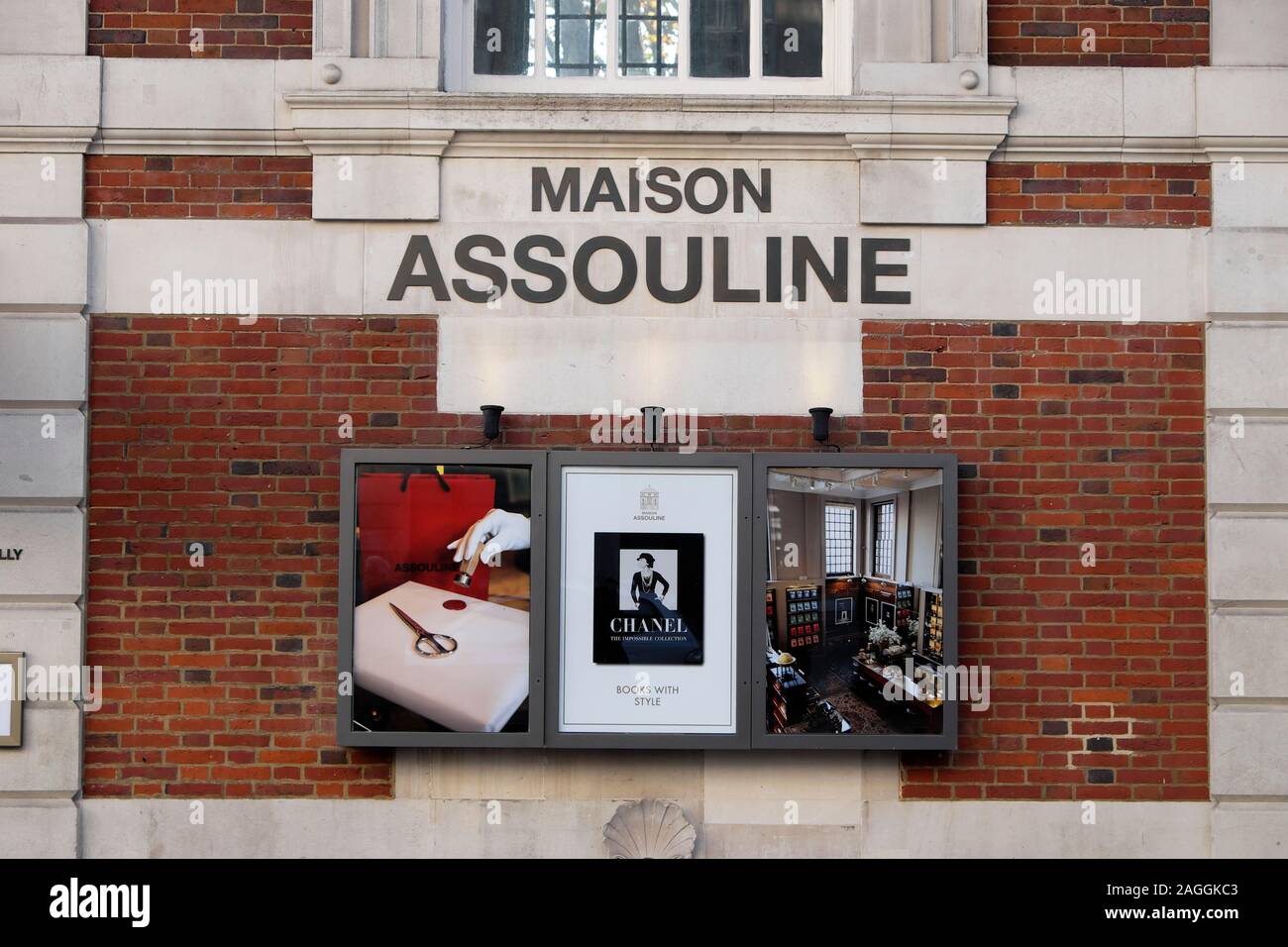 Chanel poster e annunci sul muro esterno Maison Assouline marchi di lusso e prenota store su Piccadilly Londra Inghilterra KATHY DEWITT Foto Stock