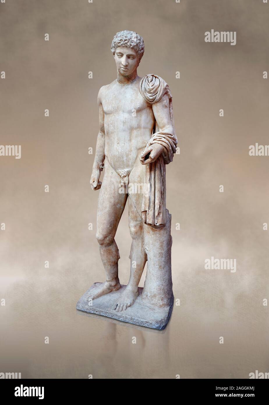 Roman statua in marmo di Hermes trovati in Aigion, Pelopenese. 27 BC - 14 annuncio. Museo Archeologico di Atene Cat n. 241. Hermes è raffigurato wearin permanente Foto Stock