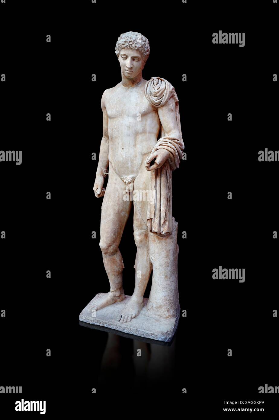 Roman statua in marmo di Hermes trovati in Aigion, Pelopenese. 27 BC - 14 annuncio. Museo Archeologico di Atene Cat n. 241. Contro il nero di Hermes è raffigurato s Foto Stock