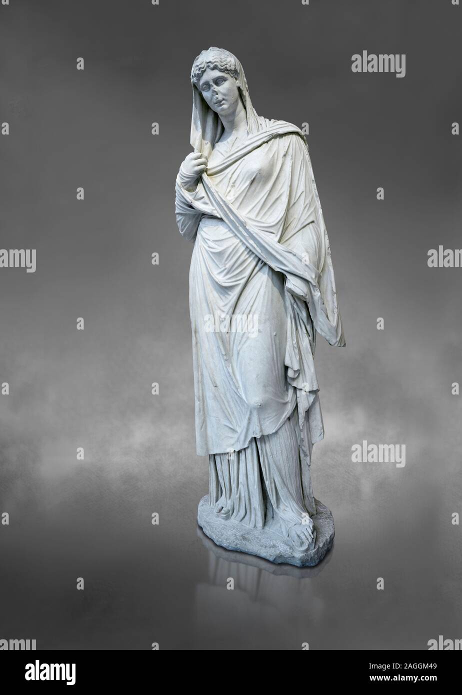 Funeraria romana statua di una donna in grande stile Ercolano, che si trova nel cimitero di Stagiou Street, Atene, Museo Archeologico di Atene, cat n. Foto Stock