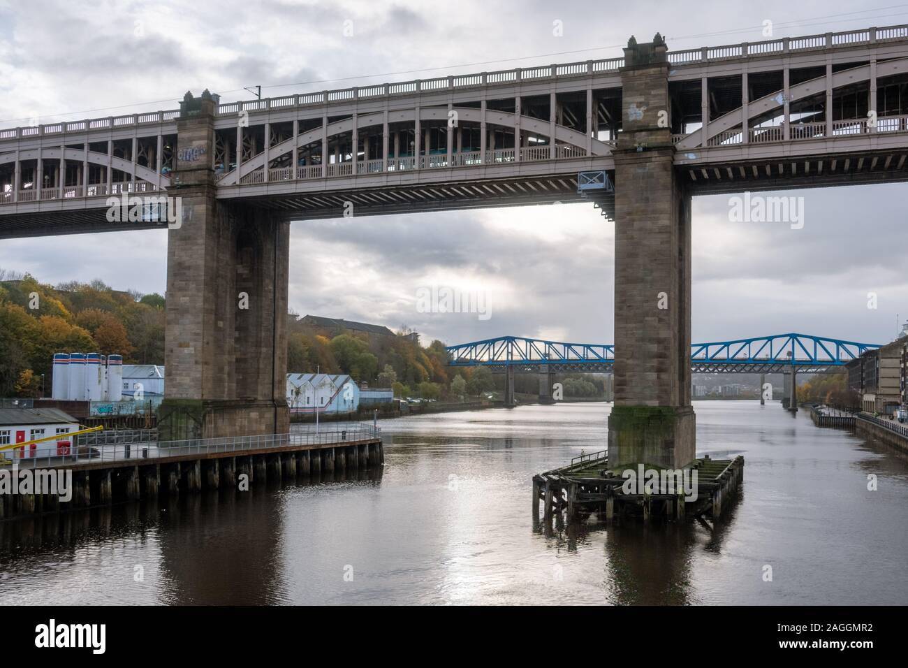 Newcastle, Inghilterra - 08 Novembre 2019: Livello alto ponte - una strada e ferrovia ponte che attraversa il fiume Tyne tra Newcastle upon Tyne e Gateshead in Inghilterra del Nord Est Foto Stock