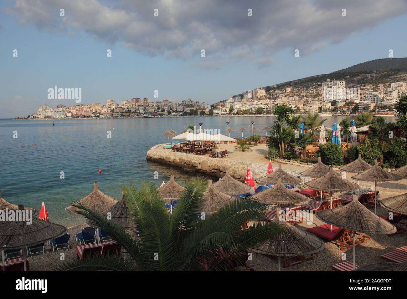 La stazione balneare di Saranda,dal mar Ionio, nel sud-ovest di Albania Foto Stock