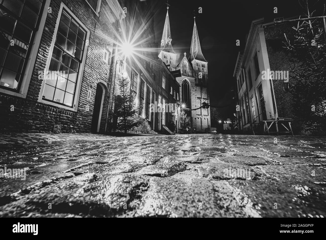 Vista aerea olandese della città medievale di Deventer nei Paesi Bassi con la chiesa principale e facciate di case storiche. Foto Stock