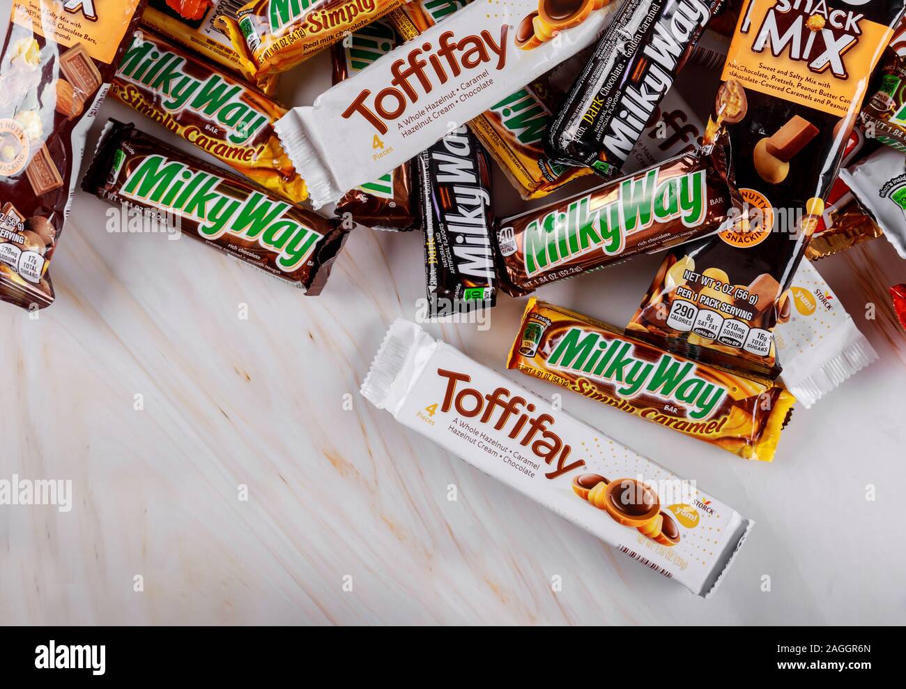 New York NY 19 DIC 2019: Close-up mazzetto di barrette di cioccolato incorporato fabbricato Toffifee, la Via Lattea, Raffaello, snickers, Twix, Marte, hersheys Foto Stock