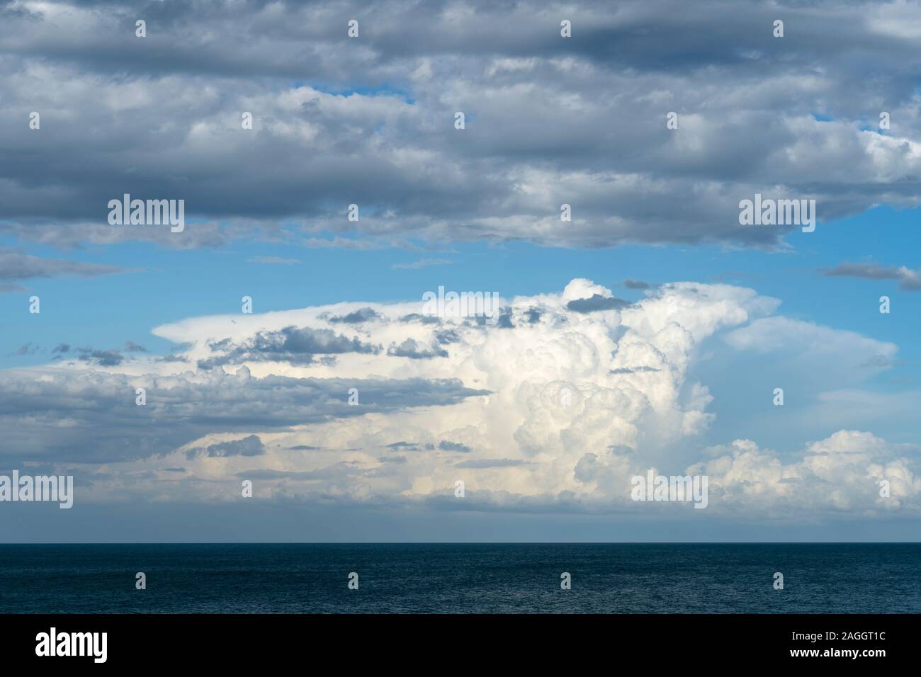 Cielo drammatico con nuvole temporalesche. Nuvolosità. Bellissimo cielo e mare Foto Stock