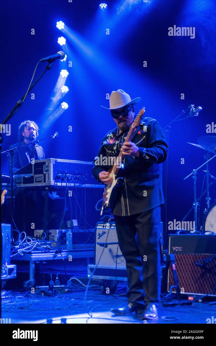 Scott Sharrard, Kid Ramos, Paul Nelson, Stef Papia insieme sul palco durante il Flirting the Blues Foto Stock