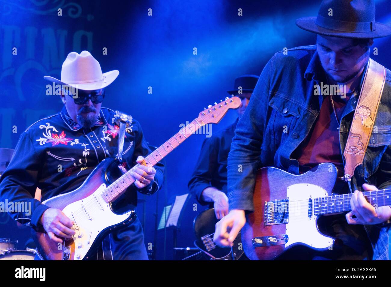 Scott Sharrard, Kid Ramos, Paul Nelson, Stef Papia insieme sul palco durante il Flirting the Blues Foto Stock