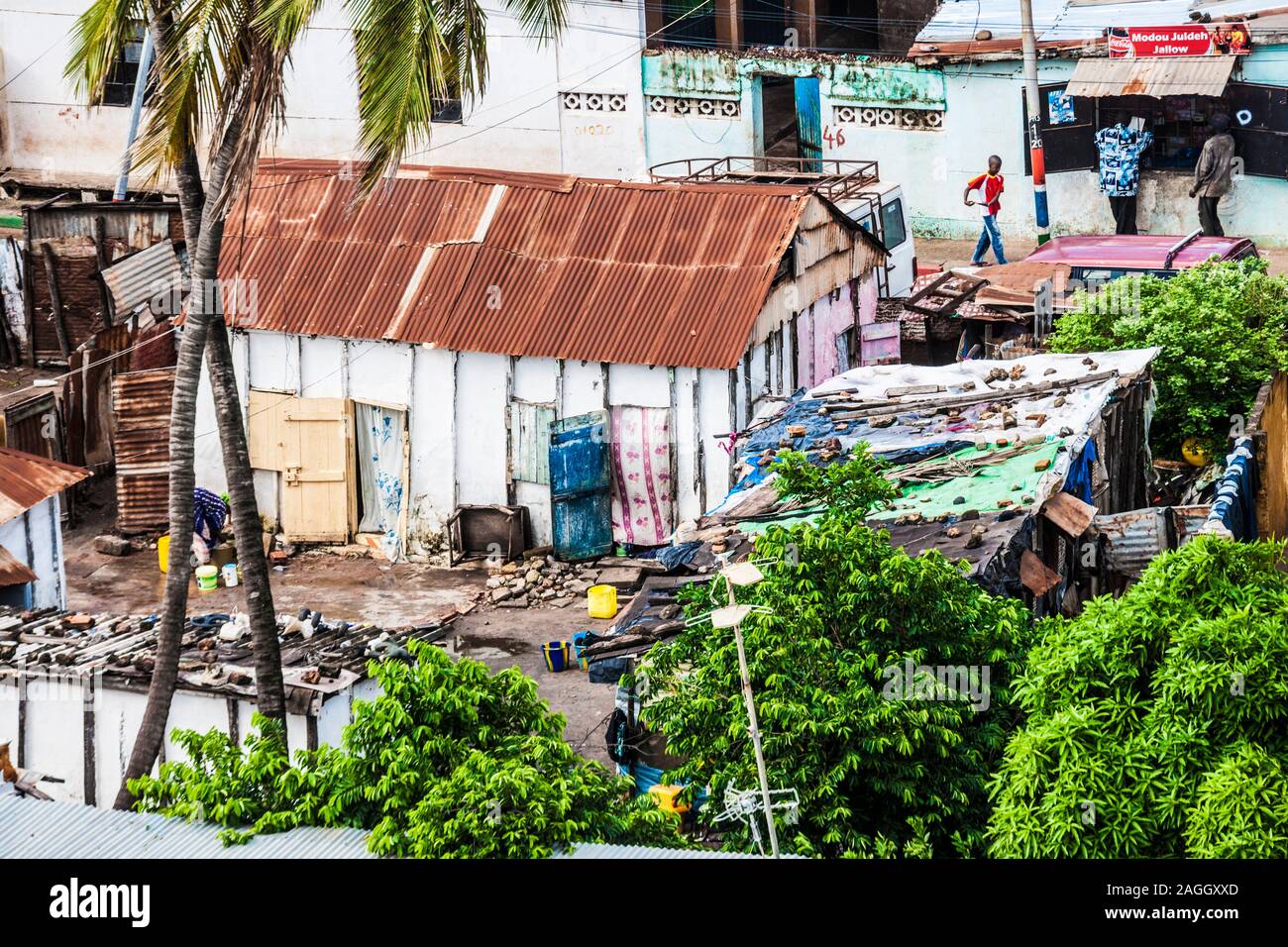 Vista sui tetti di Banjul, capitale del Gambia, Africa occidentale. Foto Stock