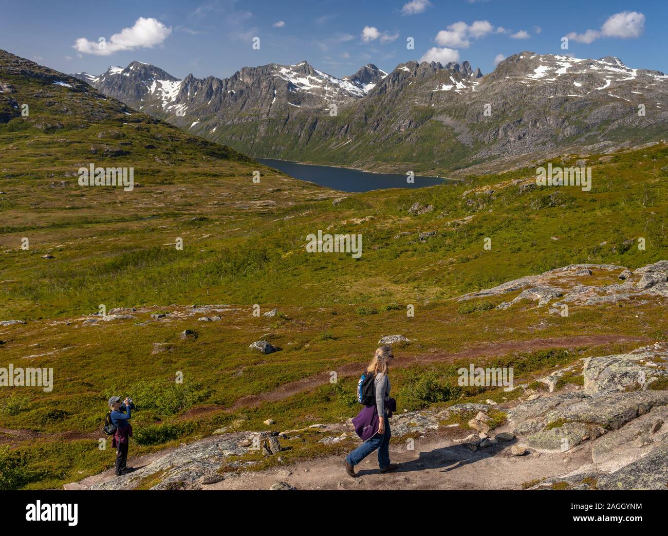 Isola di KVALØYA, Troms County, Norvegia - Due donne escursioni nel paesaggio di montagna nel nord della Norvegia. Foto Stock