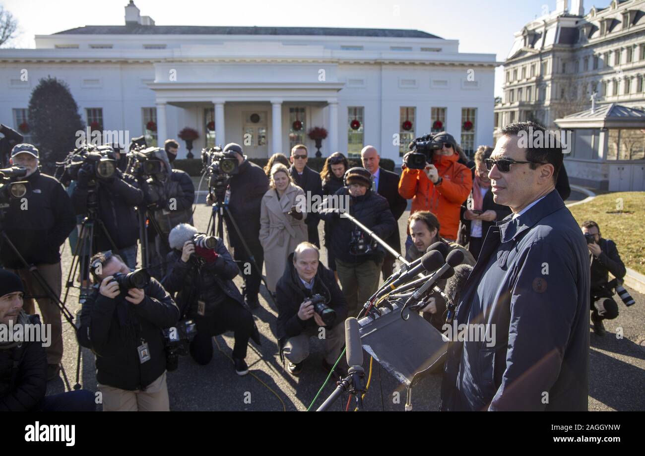 Washington, Stati Uniti. Xix Dec, 2019. Il segretario al Tesoro Steven Mnuchin rende commento ai giornalisti al di fuori dell'ala ovest della Casa Bianca di Washington, DC il Giovedi, Dicembre 19, 2019. Foto di Tasos Katopodis/UPI Credito: UPI/Alamy Live News Foto Stock