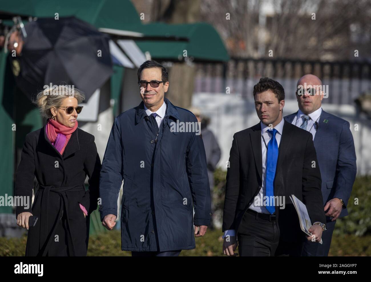 Washington, Stati Uniti. Xix Dec, 2019. Il segretario al Tesoro Steven Mnuchin rende commento ai giornalisti al di fuori dell'ala ovest della Casa Bianca di Washington, DC il Giovedi, Dicembre 19, 2019. Foto di Tasos Katopodis/UPI Credito: UPI/Alamy Live News Foto Stock
