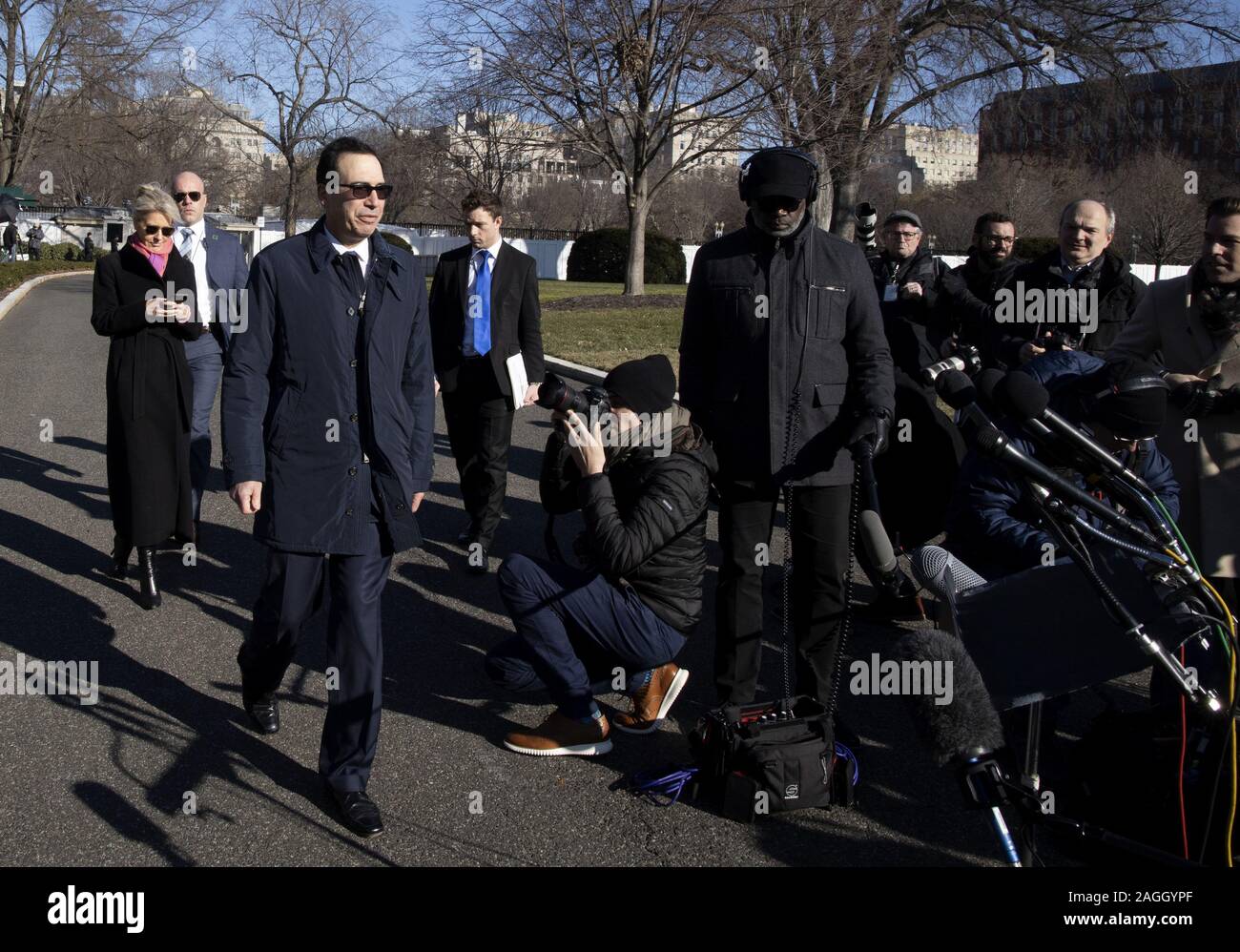 Washington, Stati Uniti. Xix Dec, 2019. Il segretario al Tesoro Steven Mnuchin rende commento ai giornalisti al di fuori dell'ala ovest della Casa Bianca di Washington, DC il Giovedi, Dicembre 19, 2019. Foto di Tasos Katopodis/UPI Credito: UPI/Alamy Live News Foto Stock