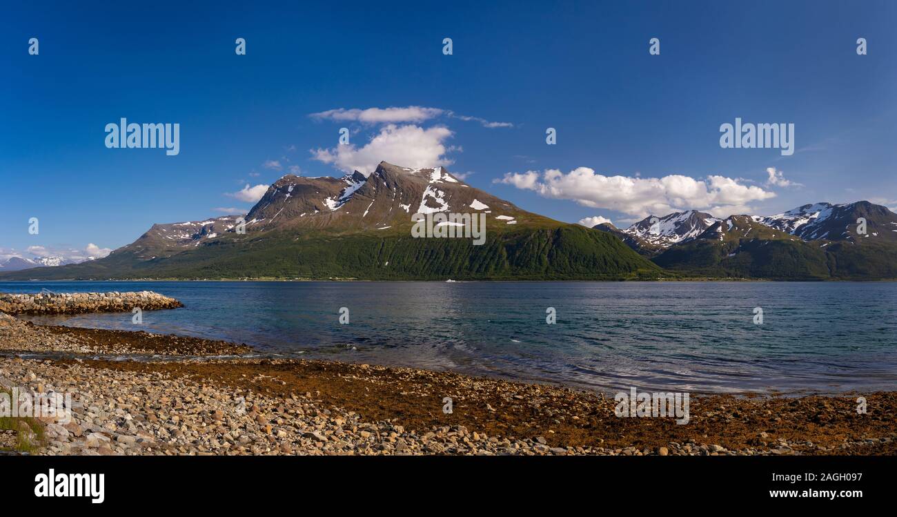 BAKKEJORD, KVALØYA ISLAND, Norvegia - Kvaløya Island Beach e vista del fiordo Straumsfjorden e montagne. Foto Stock