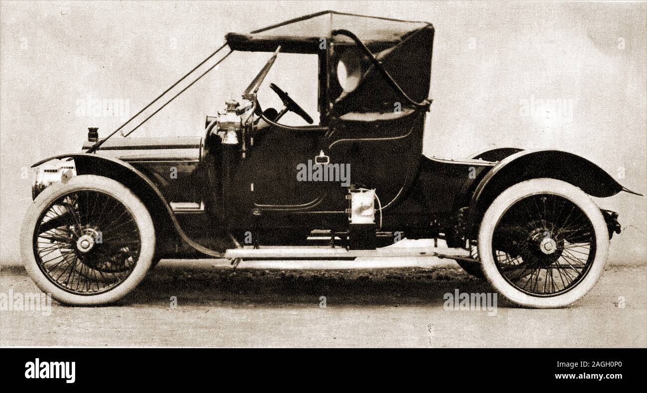 Un 1910 immagine del (POI) nuovo 15 hp Austin Ascot due posti auto a motore. Quando venduti in quel momento, COFANO, PARABREZZA e fari , pneumatici di ricambio e di un attrezzo posteriore scatola non erano incluse ma erano disponibili come 'extra'. Foto Stock