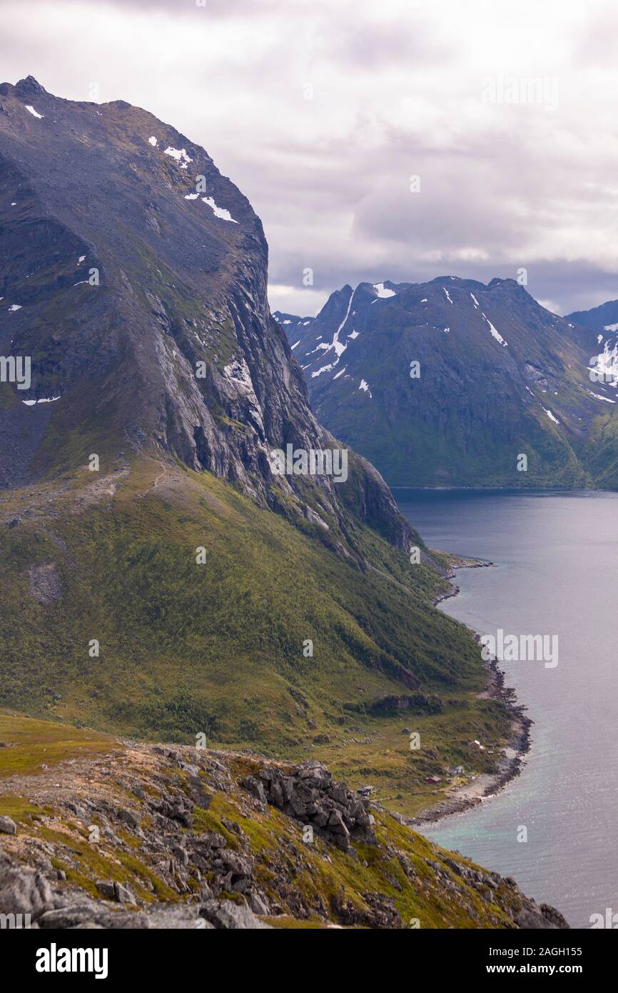 REKVIK, KVALØYA ISLAND, Troms County, Norvegia - paesaggio di montagna Brosmetinden. Foto Stock