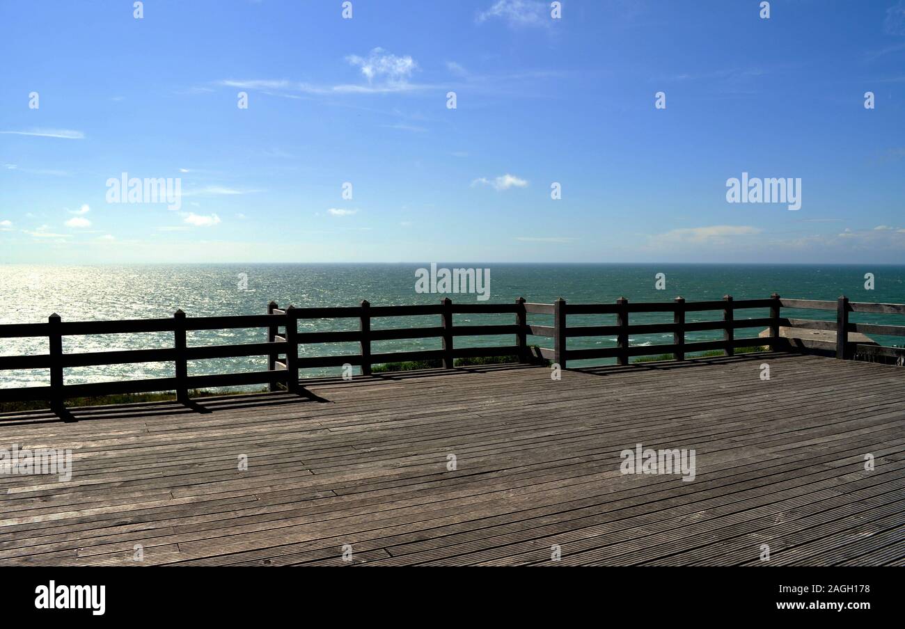 Terrazza sul mare illuminata dai raggi del sole riflessi dall'acqua Foto Stock