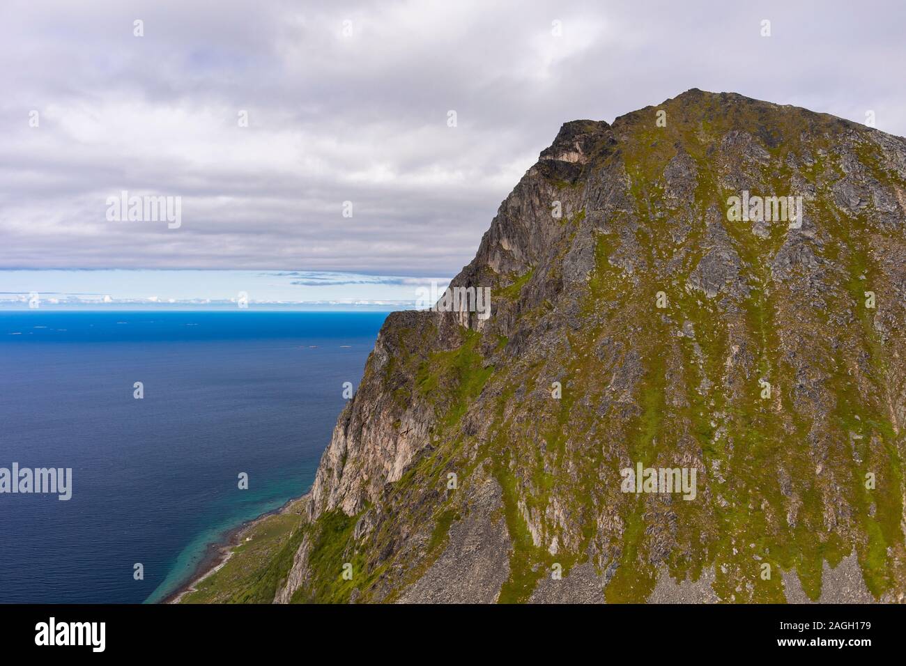REKVIK, KVALØYA ISLAND, Troms County, Norvegia - paesaggio di montagna Brosmetinden. Foto Stock