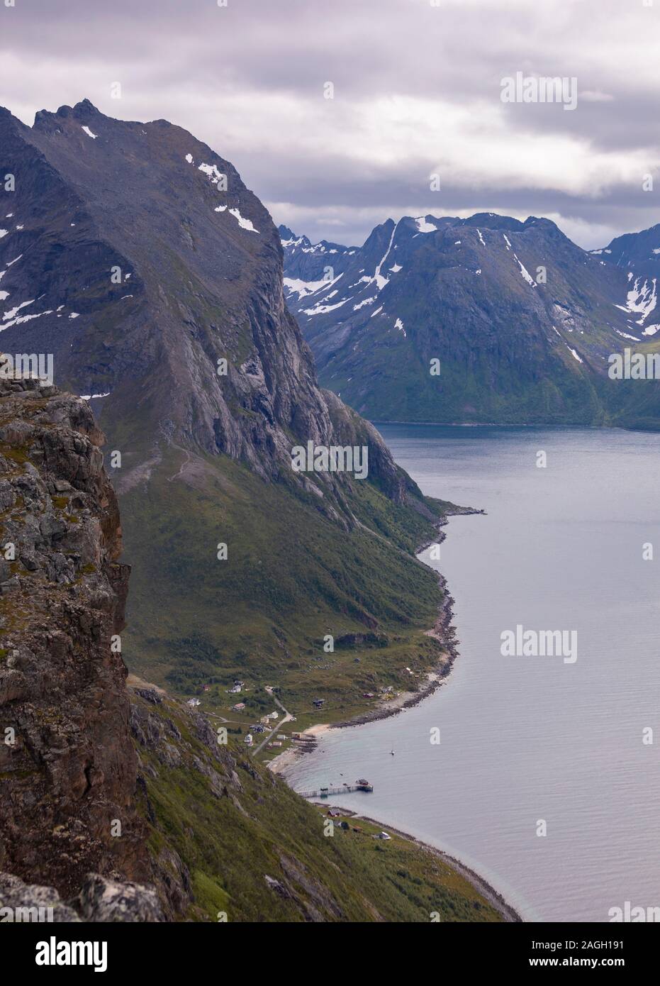 REKVIK, KVALØYA ISLAND, Troms County, Norvegia - paesaggio di montagna Brosmetinden. Foto Stock