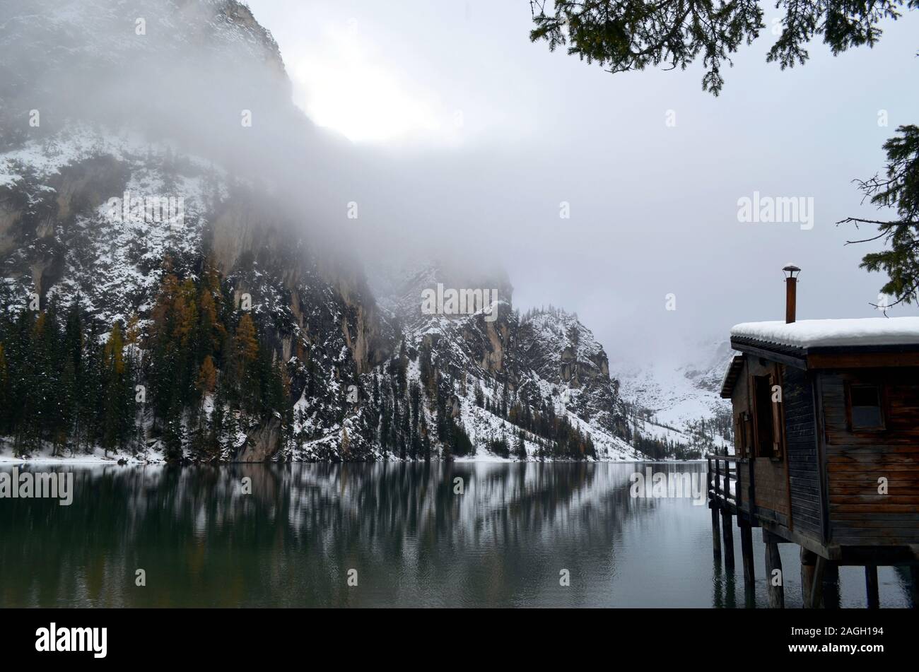 Nuvole sulle fredde acque del lago Foto Stock