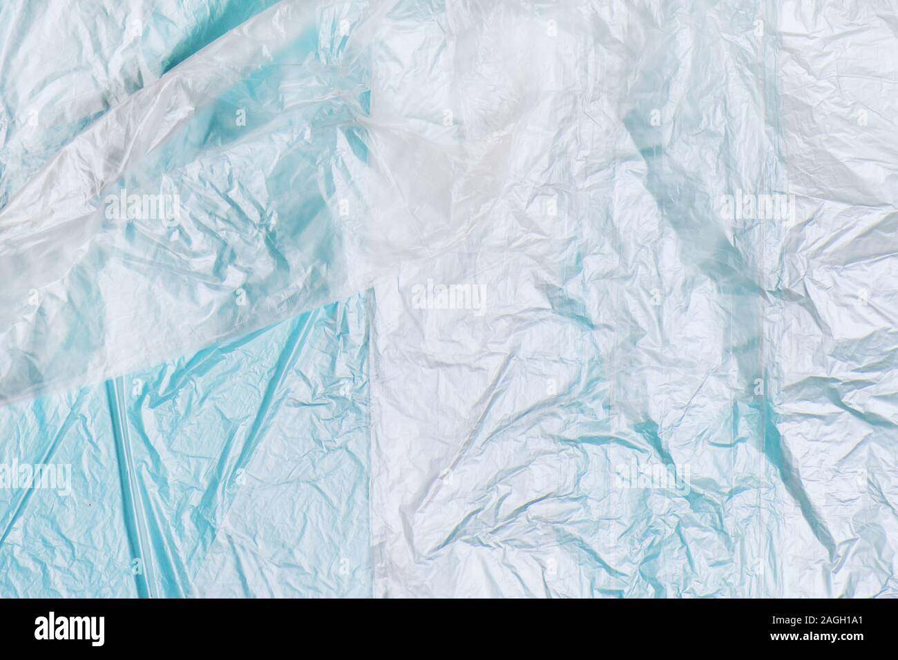 Sacchetti di plastica texture su sfondo blu. Rifiuti Zero conept. Foto Stock