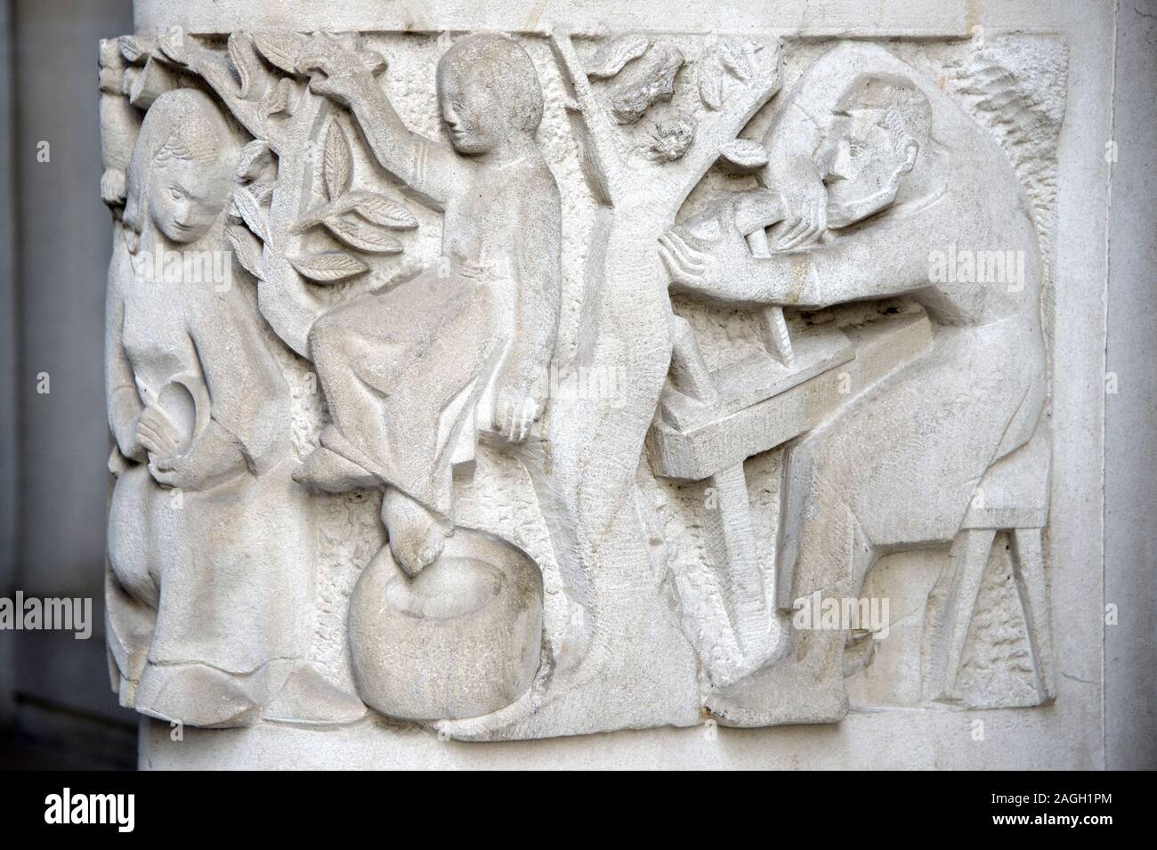 Londra, Inghilterra, Regno Unito. La chiesa di Notre Dame de France, di lingua francese la Chiesa cattolica in Leicester Place. Dettaglio della muratura in pietra al di fuori - Gesù e Josep Foto Stock