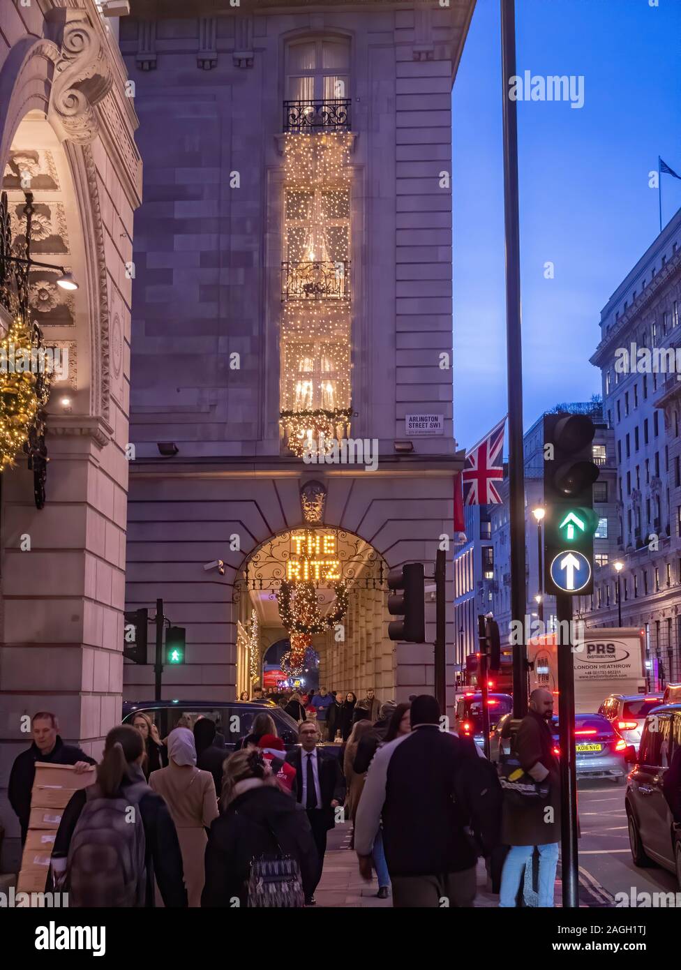 La folla fuori del Ritz Hotel in Piccadilly Londra appena prima di Natale Foto Stock