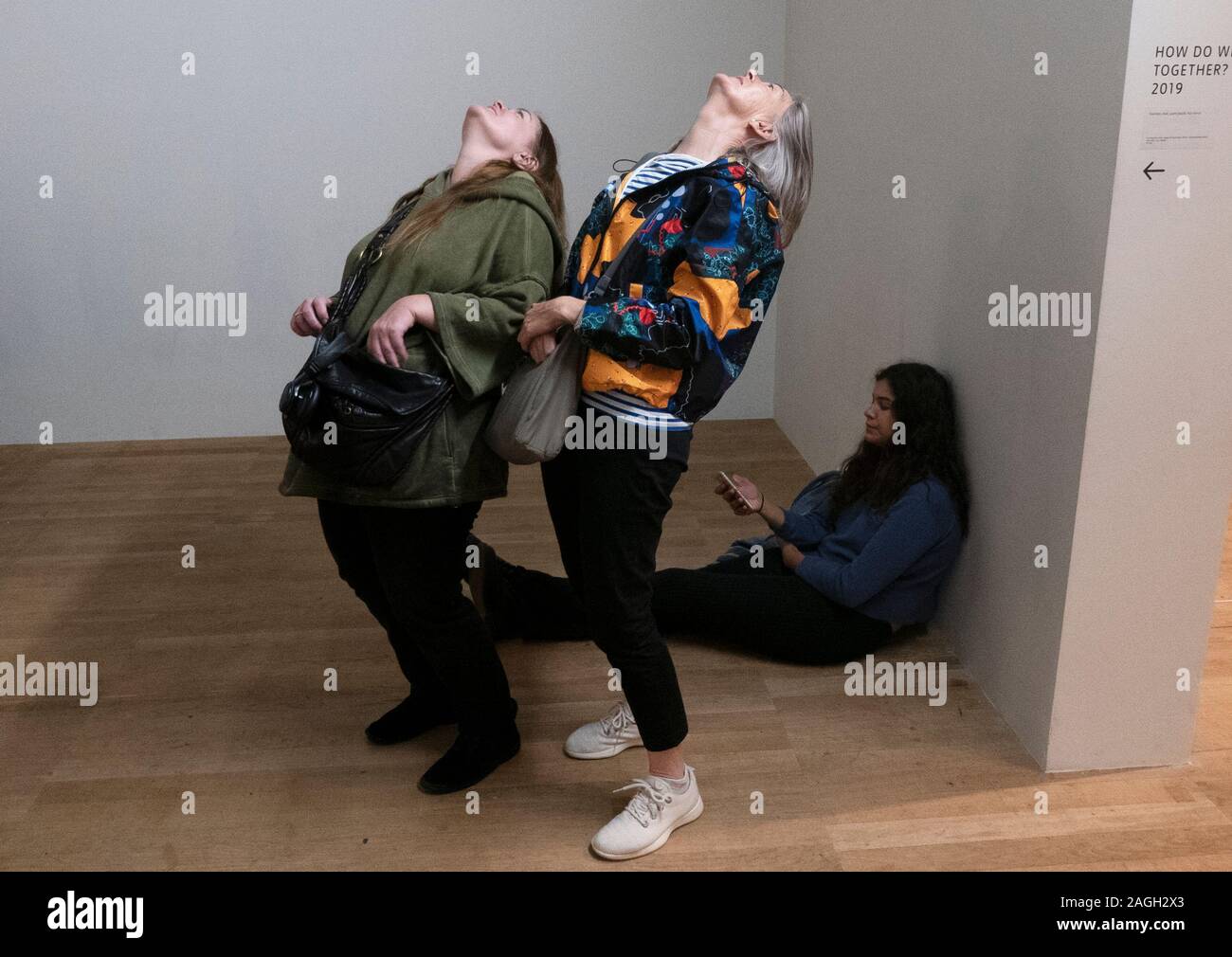 Gli amanti dell'arte alla Tate Modern prendere nel mostrare se sul soffitto o nella nebbia.L'Arte Moderna è fiorente Foto Stock