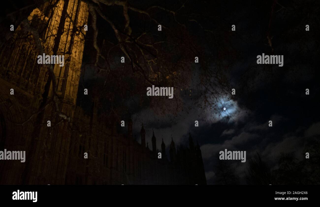 La luna piena illumina angolo della Camera dei Comuni di Londra, sede del parlamento britannico Foto Stock