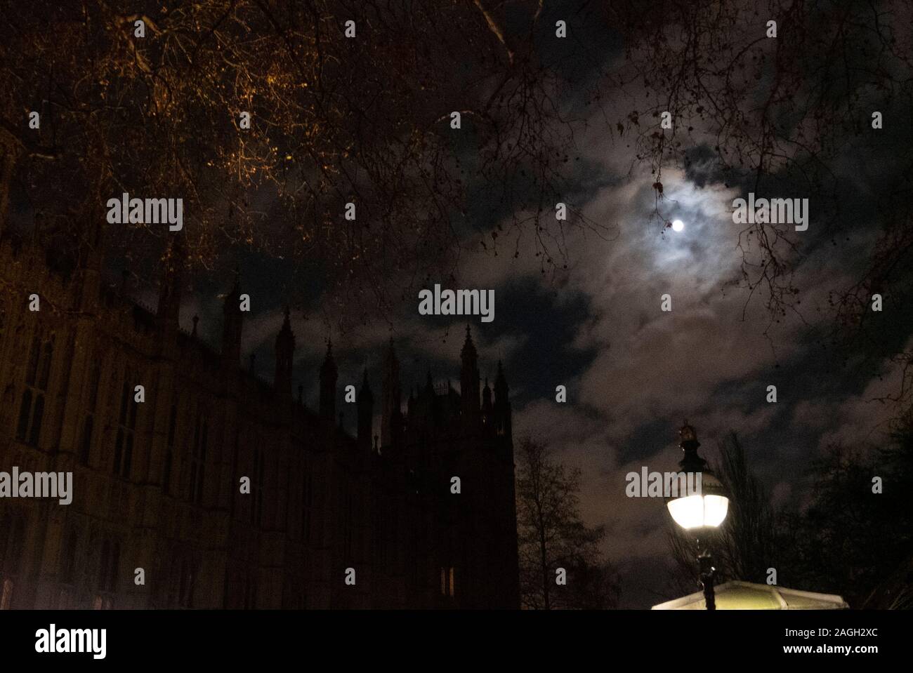 La luna piena illumina angolo della Camera dei Comuni di Londra, sede del parlamento britannico Foto Stock
