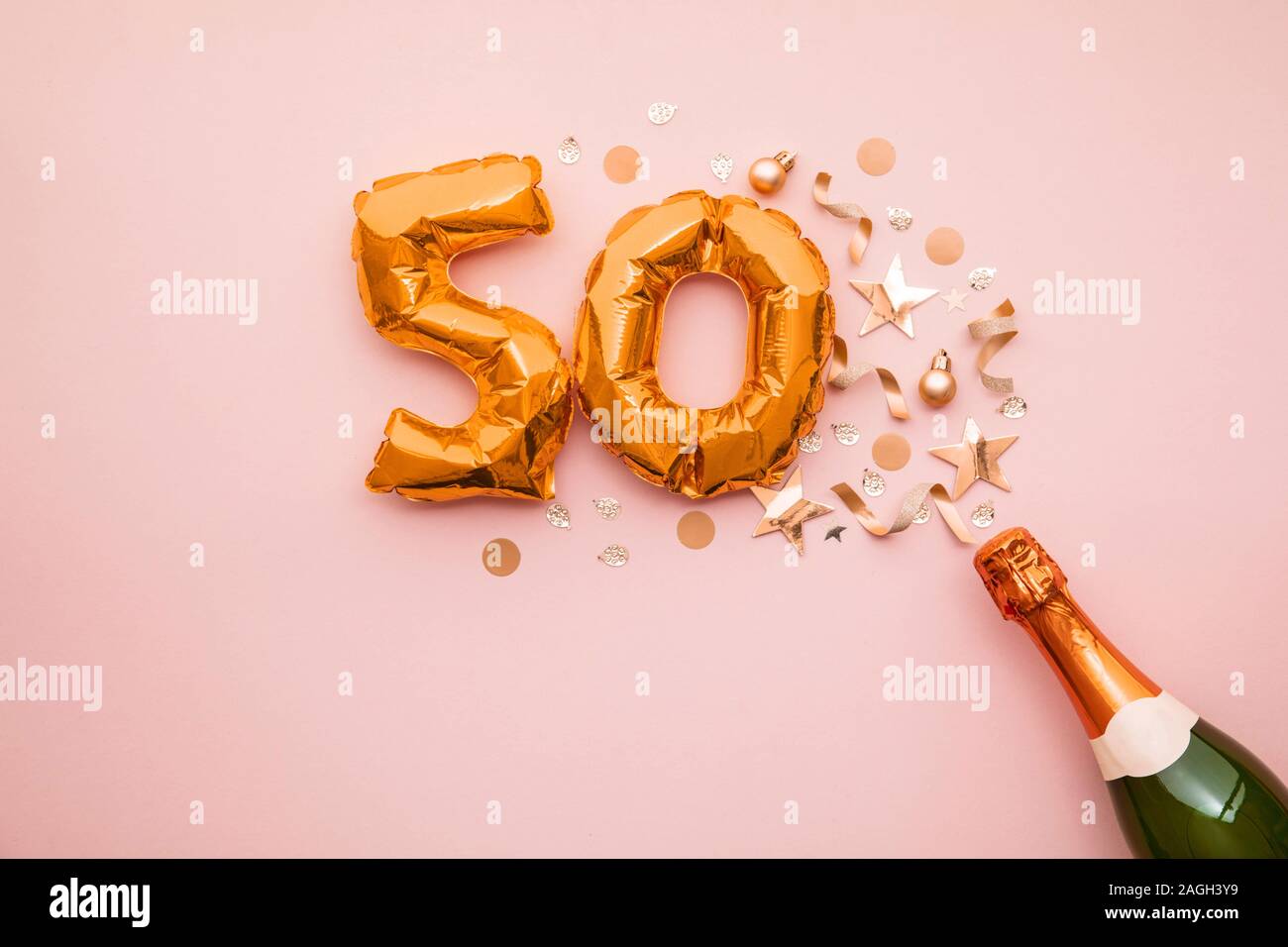 Felice cinquantesimo anniversario delle parti. Bottiglia di Champagne con  numero gold palloncino Foto stock - Alamy