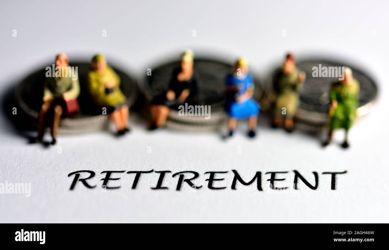 La gente seduta sulle monete dietro la parola pensionamento Foto Stock