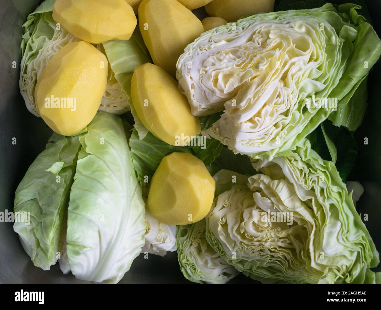Vista superiore del cavolo e materie di patate pelate Foto Stock