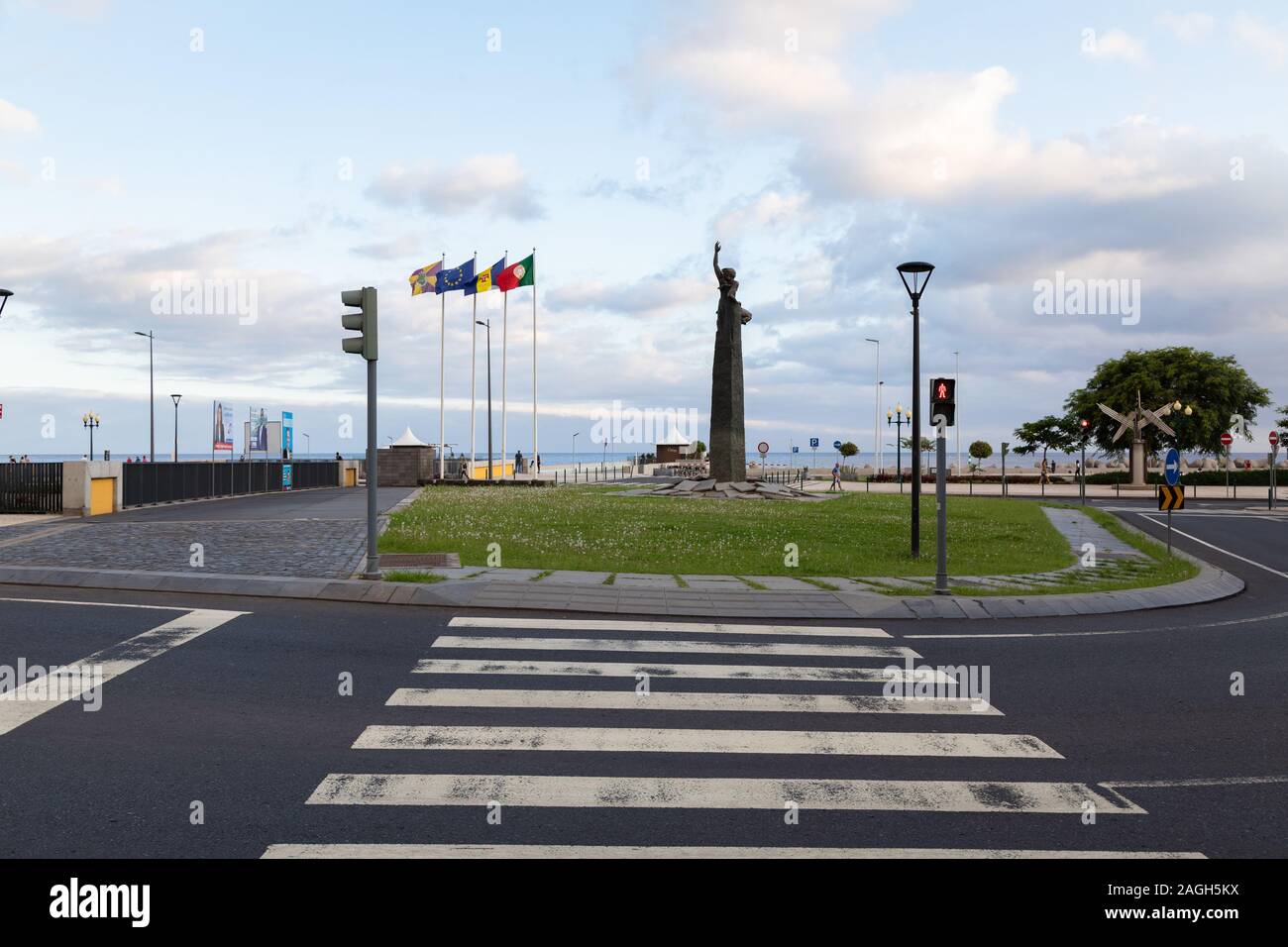 Vista sulla Praca da Autonomia (autonomia square) Il monumento creato da Ricardo Velosa celebra l'autonomia di Madera. Foto Stock
