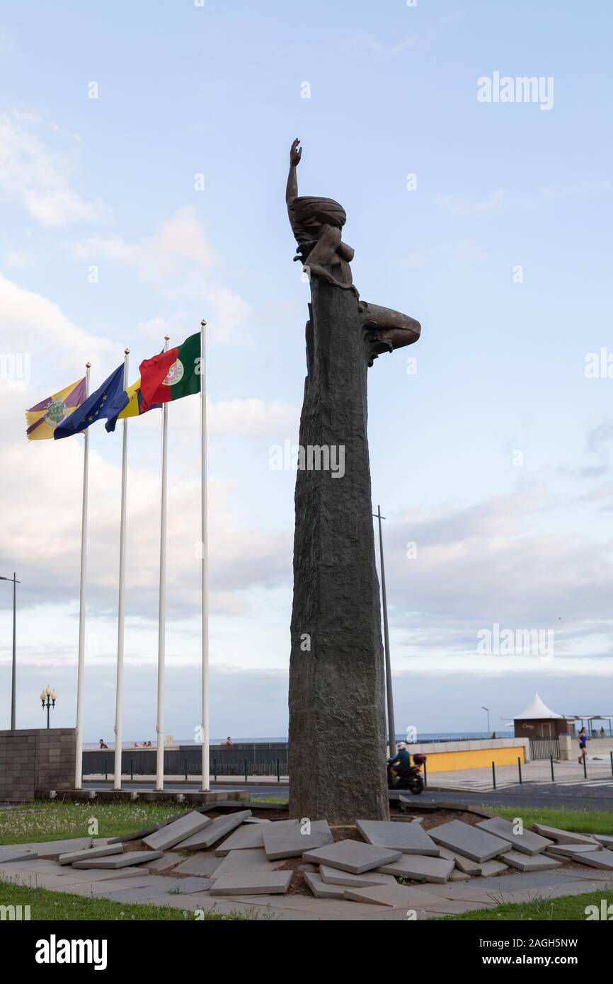 Vista sulla Praca da Autonomia (autonomia square) Il monumento creato da Ricardo Velosa celebra l'autonomia di Madera. Foto Stock