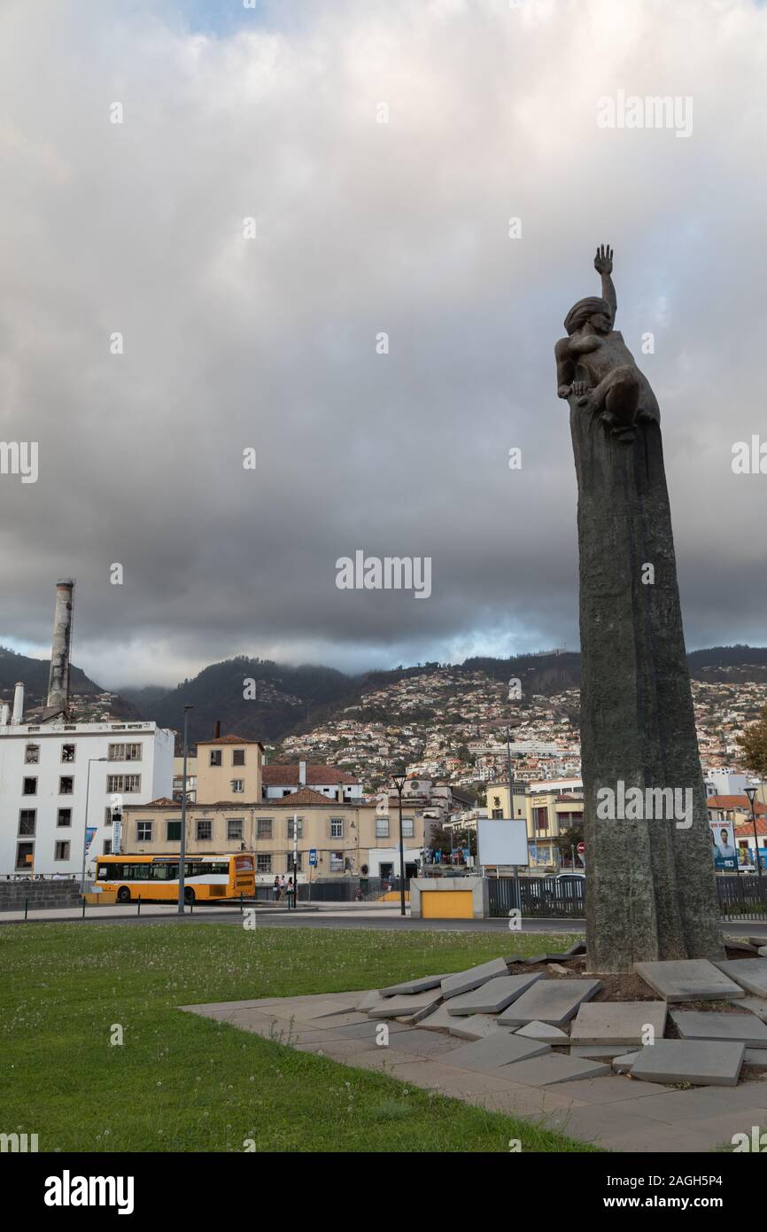 Vista sulla Praca da Autonomia (autonomia piazza) e la città di Funchal. Il monumento creato da Ricardo Velosa celebra l'autonomia di Madera. Foto Stock