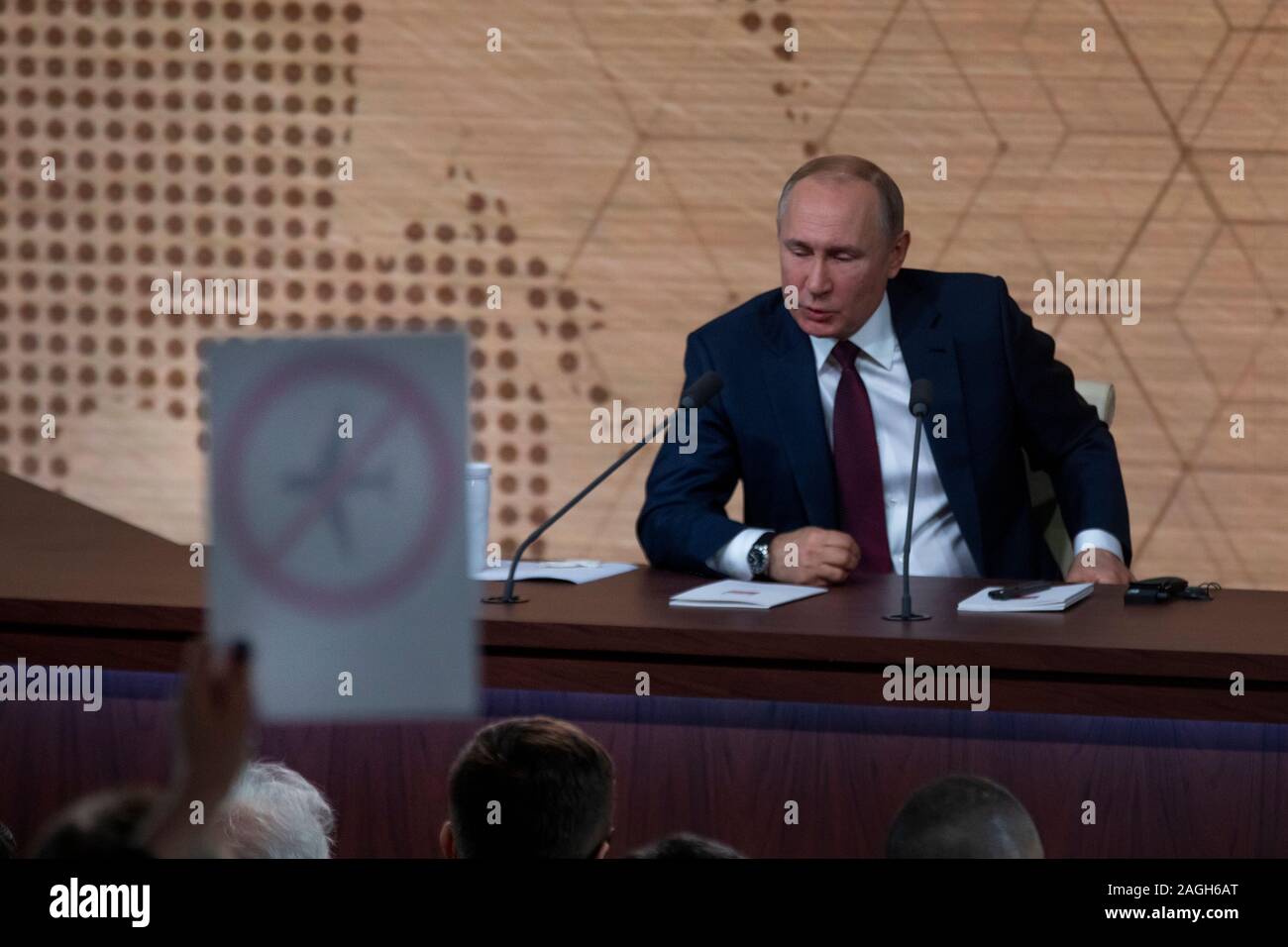 Mosca, Russia. Xix di dicembre, 2019 Il presidente russo Vladimir Putin parla con i media durante il suo annuale conferenza news, a Mosca, Russia Foto Stock