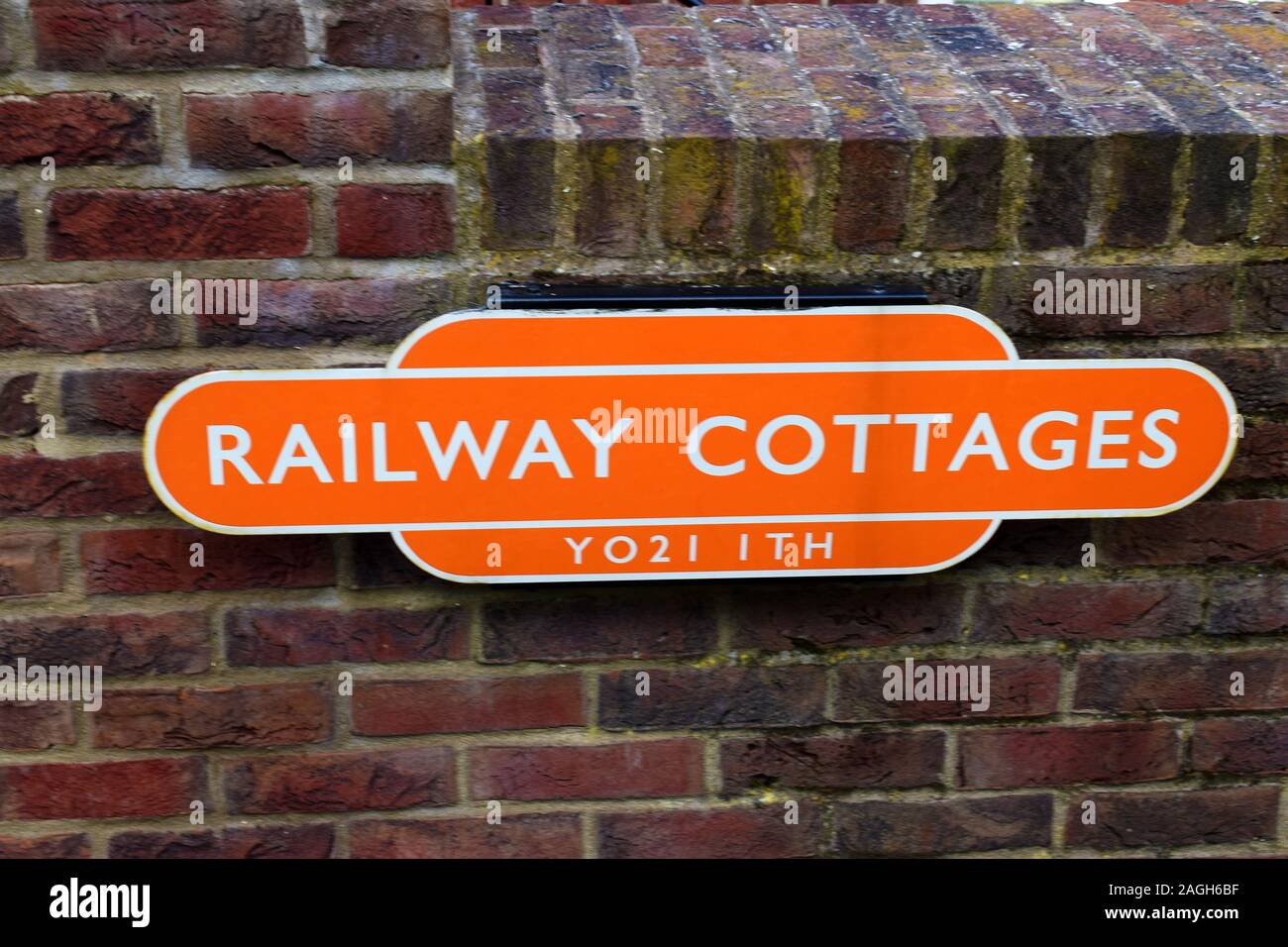 Cottage ferroviaria segno su un muro di mattoni a Whitby Yorkshire 2017 Foto Stock