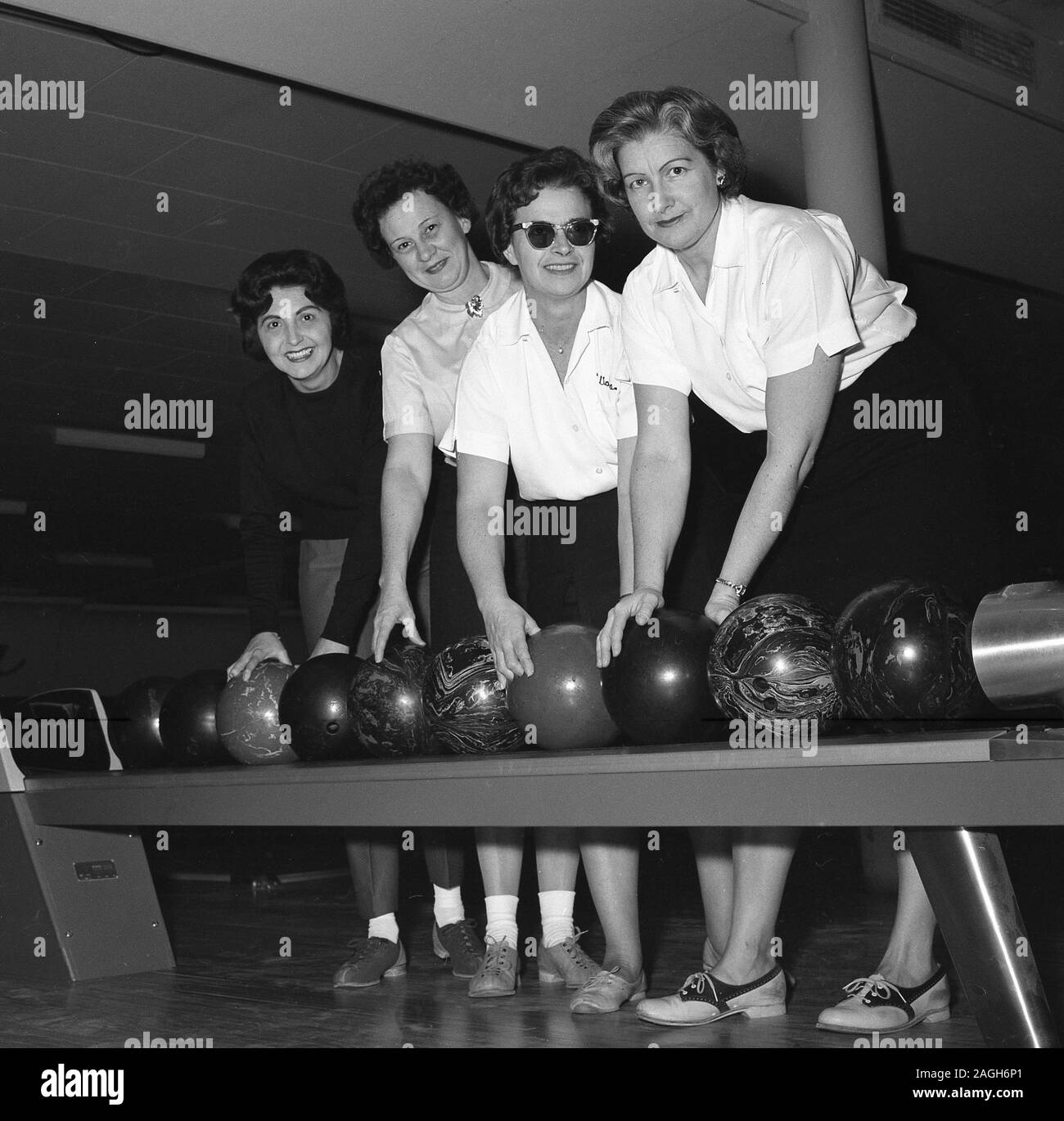 Degli anni Cinquanta, storico, lady giocatori in una ten-pin bowling alley, STATI UNITI D'AMERICA. Foto Stock
