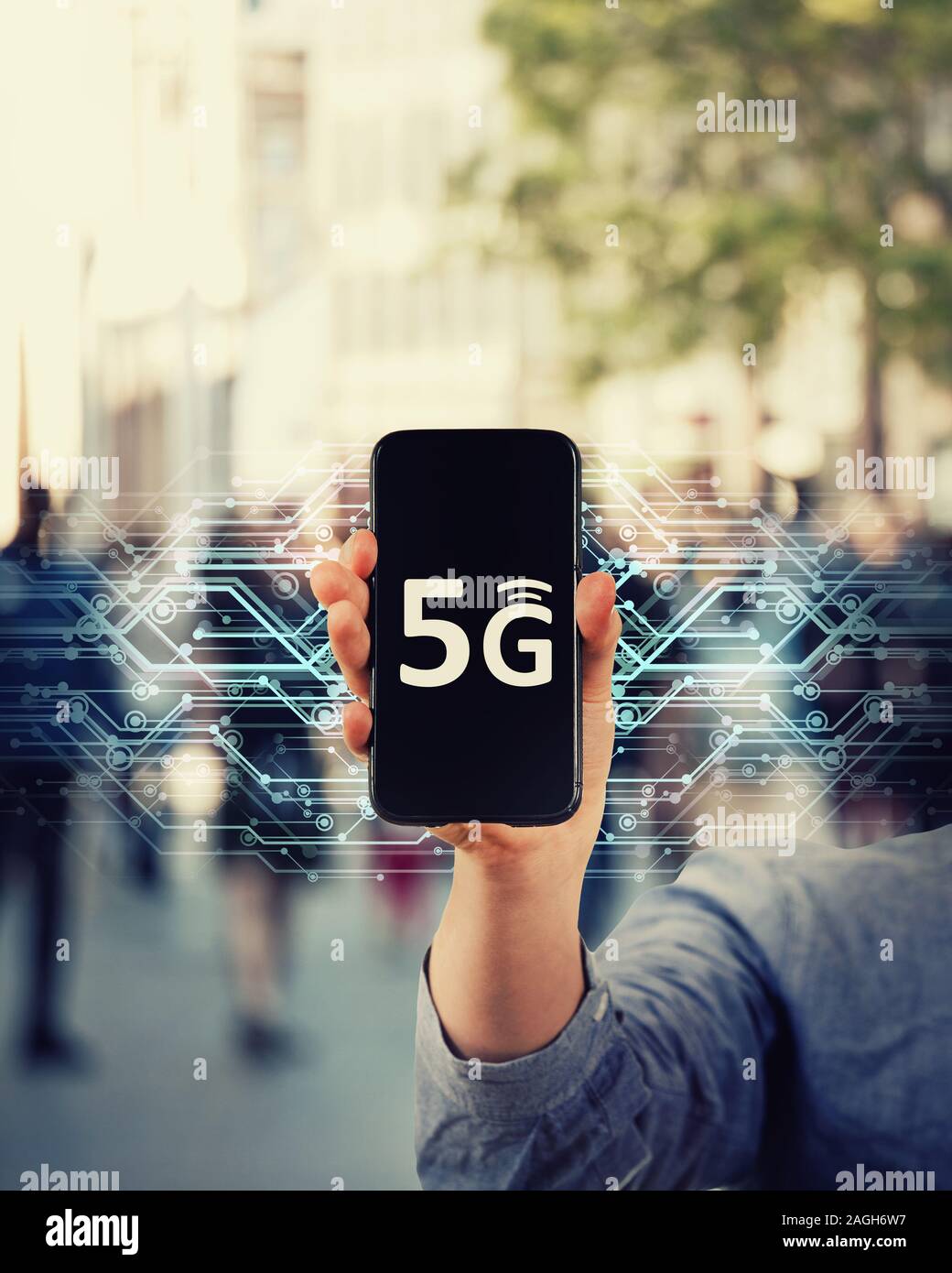 Commercializzazione mano azienda 5G la connessione a Internet dello smartphone. Nuovo telefono cellulare generazione, potente dispositivo di presentazione. La tecnologia era, mondo connesso c Foto Stock