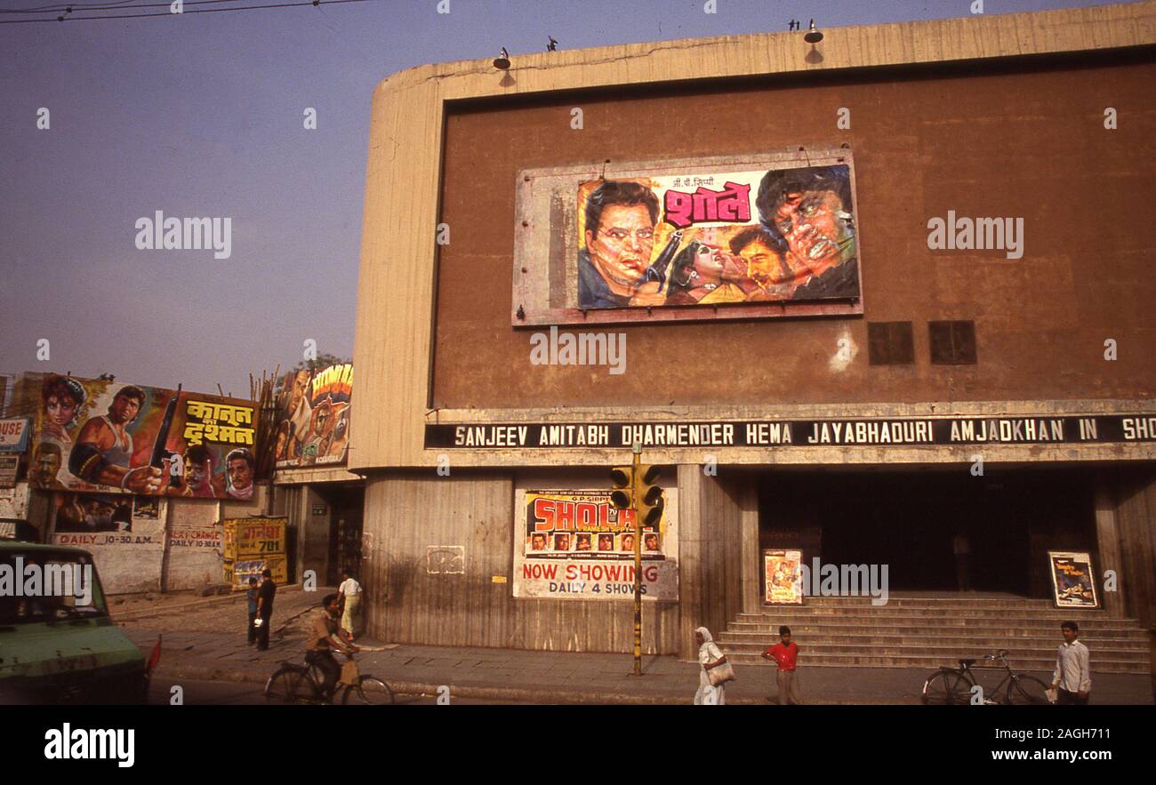 Anni ottanta, storico, un cinema, Deli, India, immagine che mostra l'esterno dell'edificio e poster per la promozione di un "Bollywood film", il nome utilizzato per 'Hindi Cinema'. Foto Stock