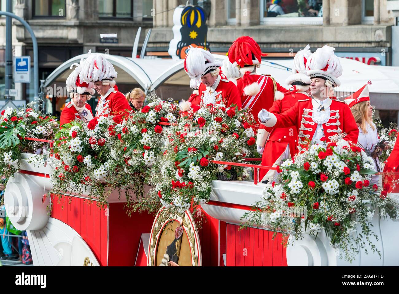 Colonia, Germania - 12 Febbraio 2018 : Rosenmontag Parade ( la rosa lunedì). Più di un milione di spettatori per le strade.sfilata di Carnevale Foto Stock