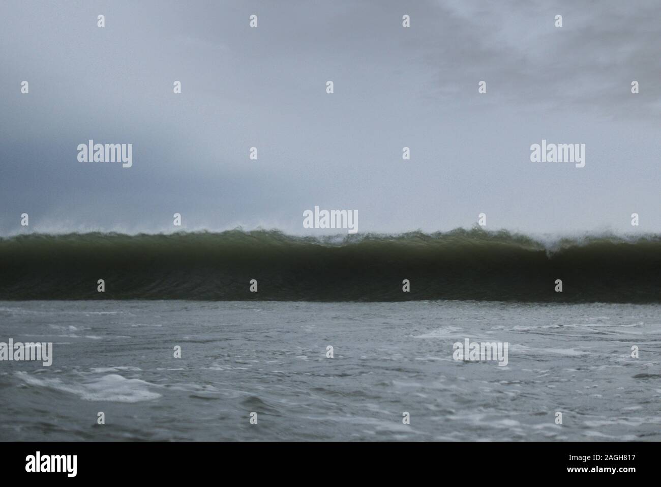 Un onda di chiusura si rompe su un surf Foto Stock