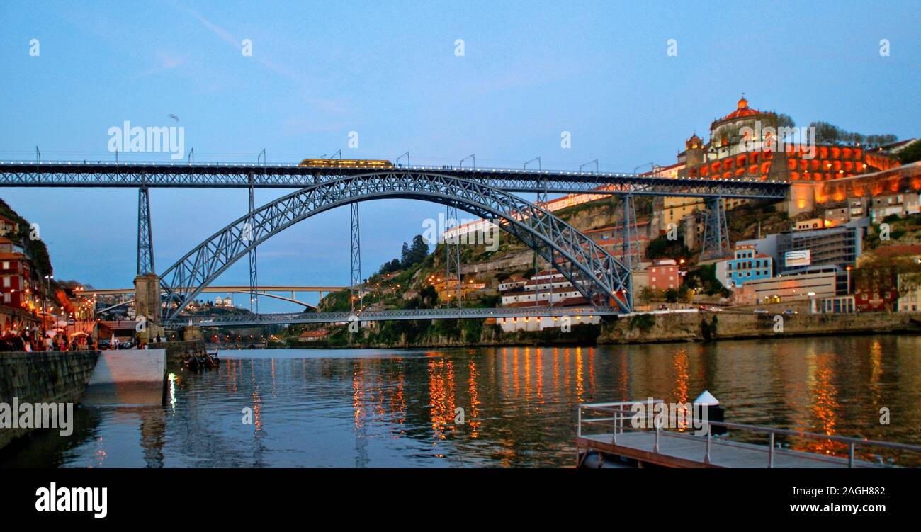 Luis ponte di notte in Porto, Portogallo Foto Stock