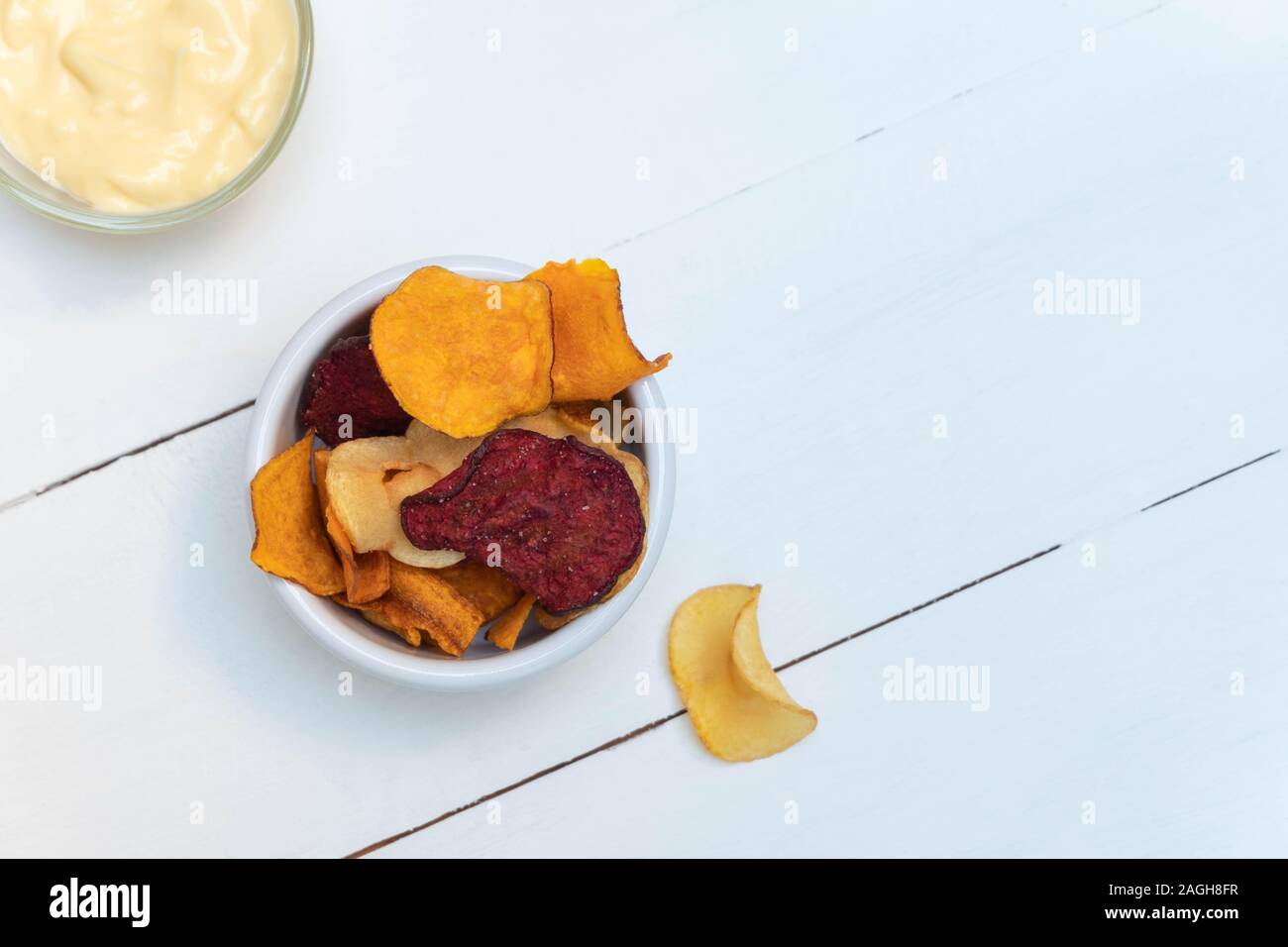 Vegano patatine vegetali realizzati dalla pastinaca, patate dolci, barbabietole, carote Foto Stock