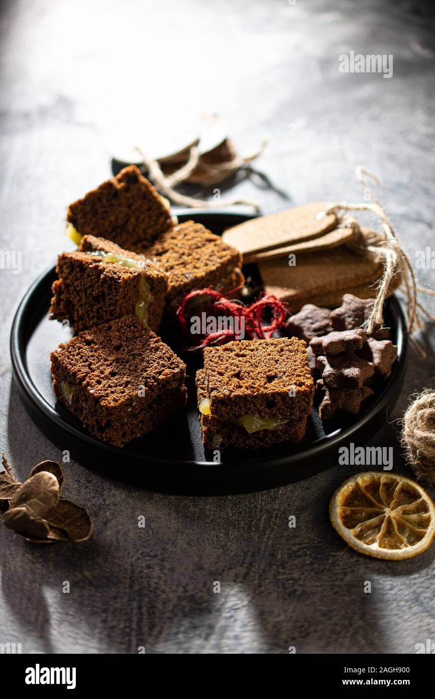 Dolce con una deliziosa torta di panpepato.cibo sano e drink.frutta secca Foto Stock